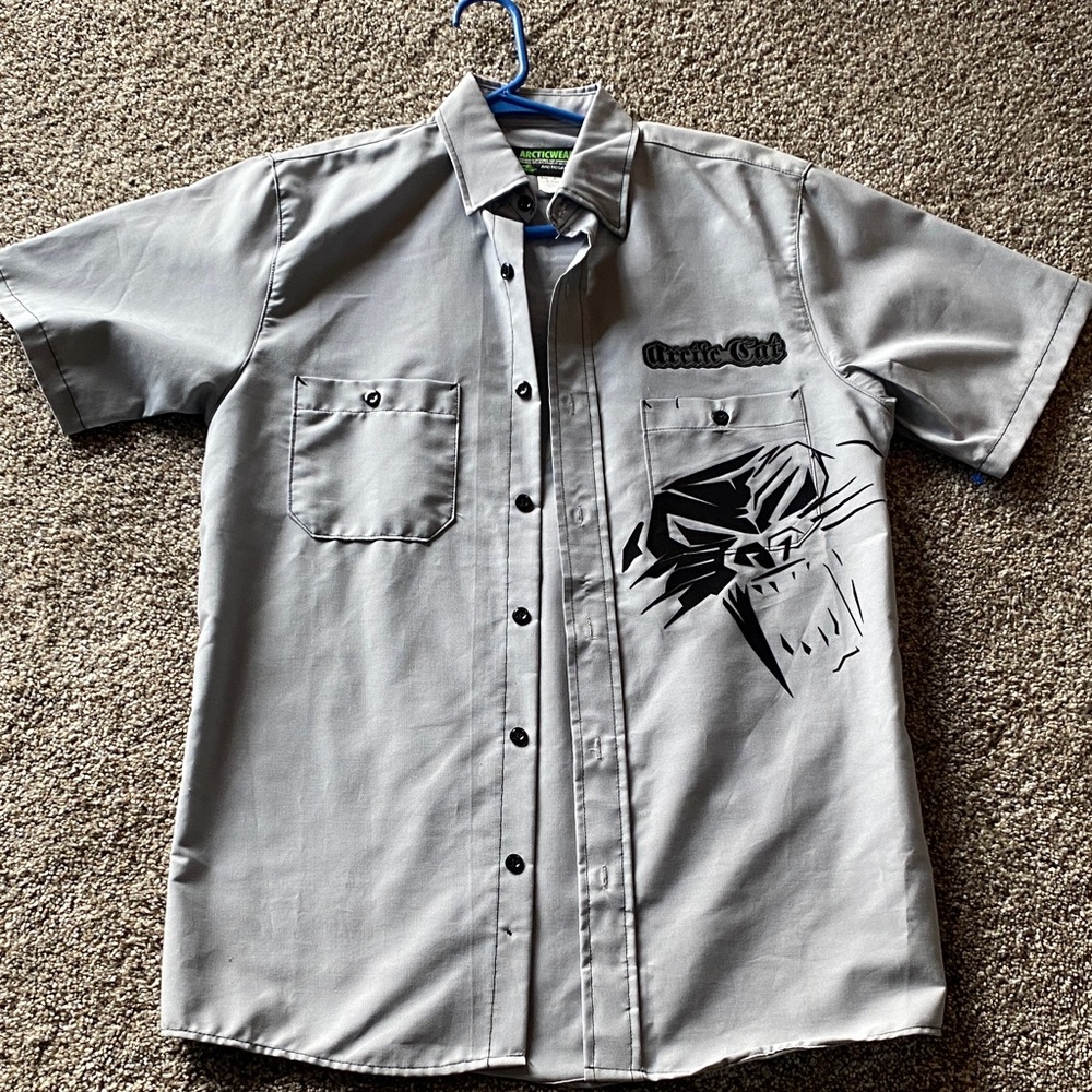 🖤 💙Men's Gray Short-Sleeve Button-Down Shirt with Graphic Detail L